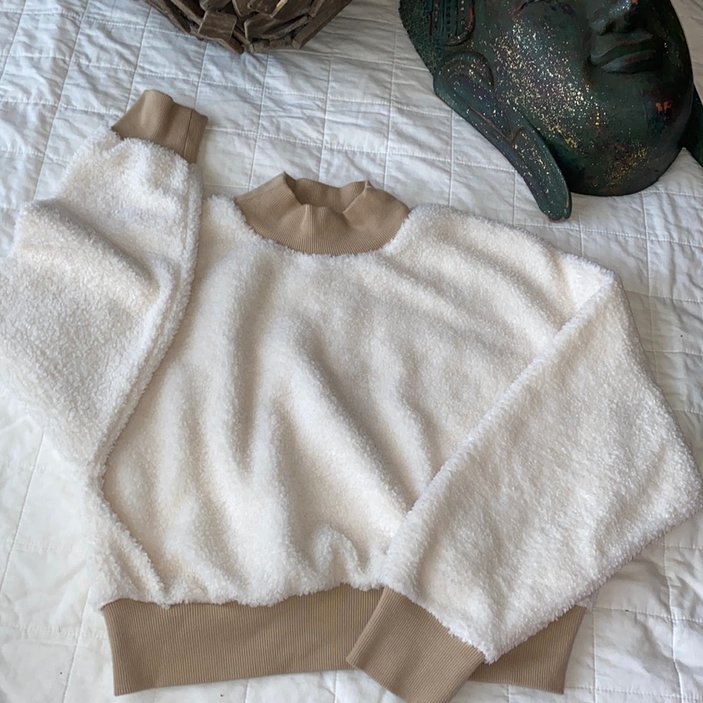 Fabletics sweater size S slightly cropped